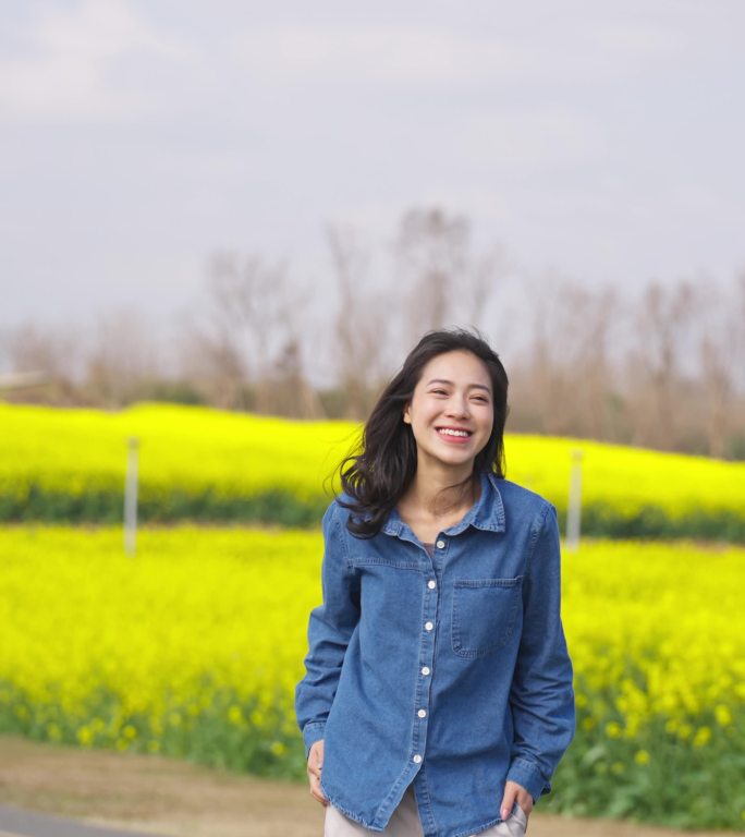 美女漫步在成都环城绿道油菜花海