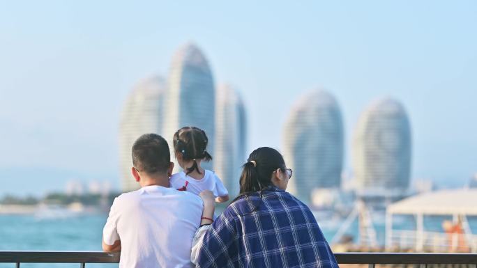 海南三亚旅游的一家人体验自贸港的温暖气候