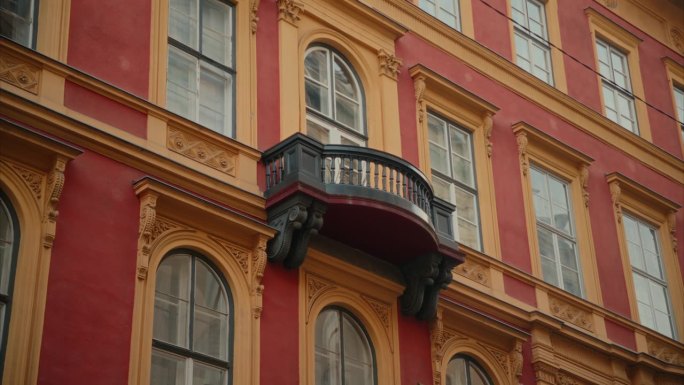 旧住宅楼的小阳台，匈牙利布达佩斯一座经过精美翻新的历史公寓大楼的外观，匈牙利建筑，色彩缤纷的立面，大