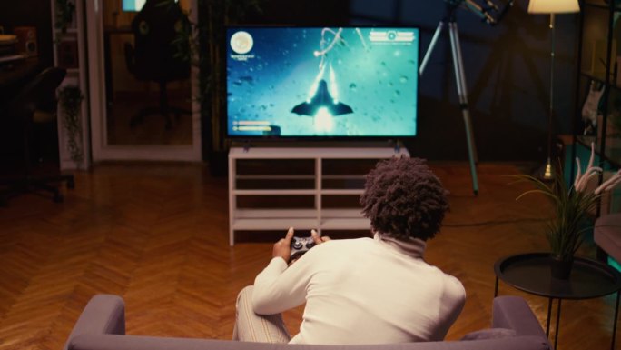 在现代智能电视上玩经典太空射击游戏的玩家