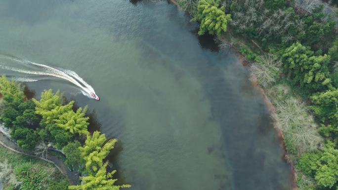 航拍河道河湾快艇驶过