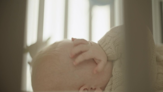 晨间奇迹:婴儿床里的好奇和舒适，沐浴在阳光的柔软
