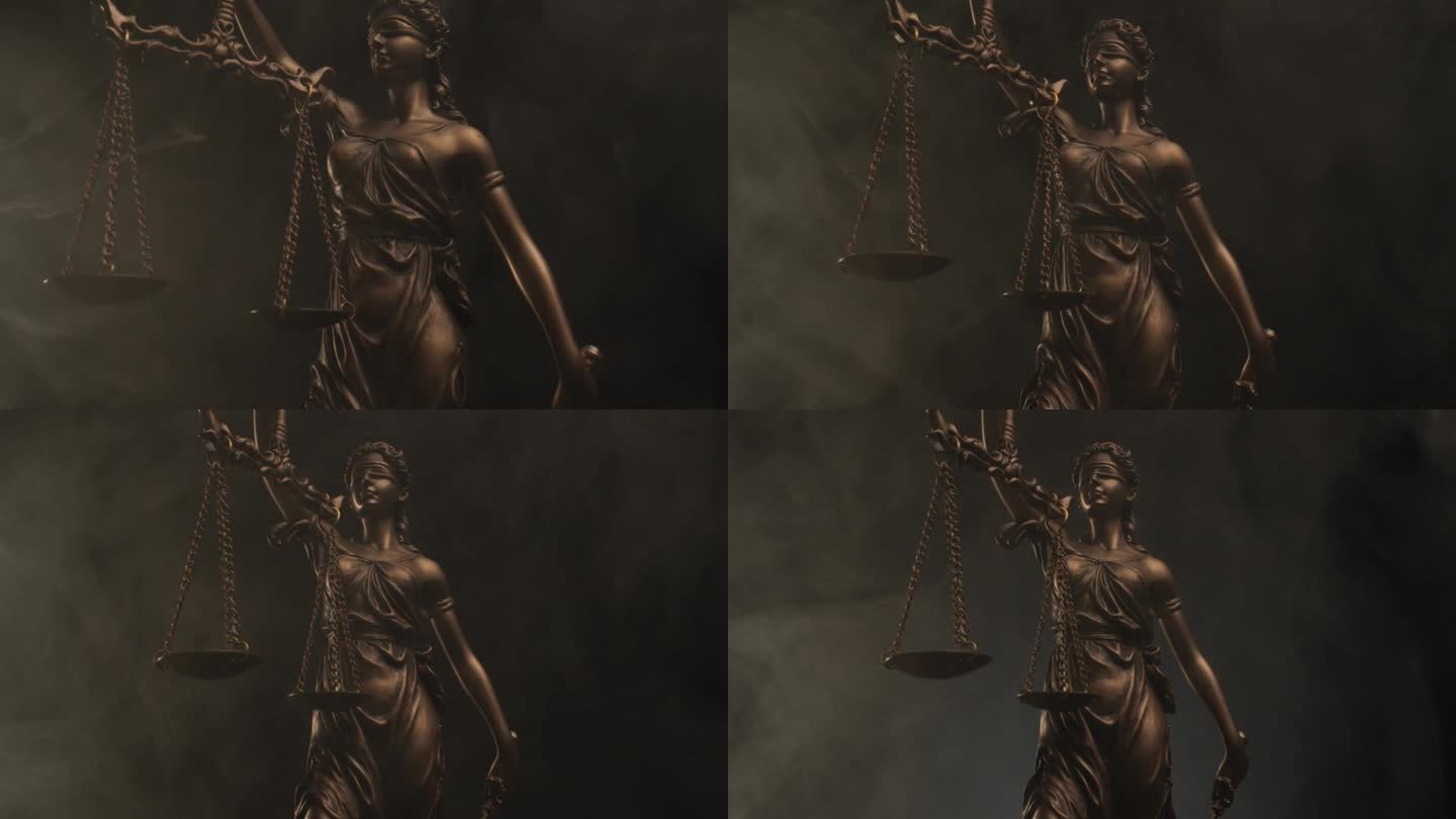 蒙眼的正义女神青铜雕像，手持衡量是非，平等和平衡的概念，黑色背景与烟雾