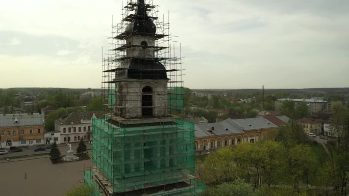 小镇上正在重建的教堂建筑