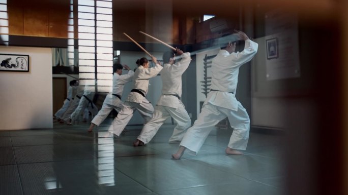 合气道，道场班和人民训练自卫，战斗和日本团体练习剑的技术。黑带学生，透明之窗，学习武术为安全防护