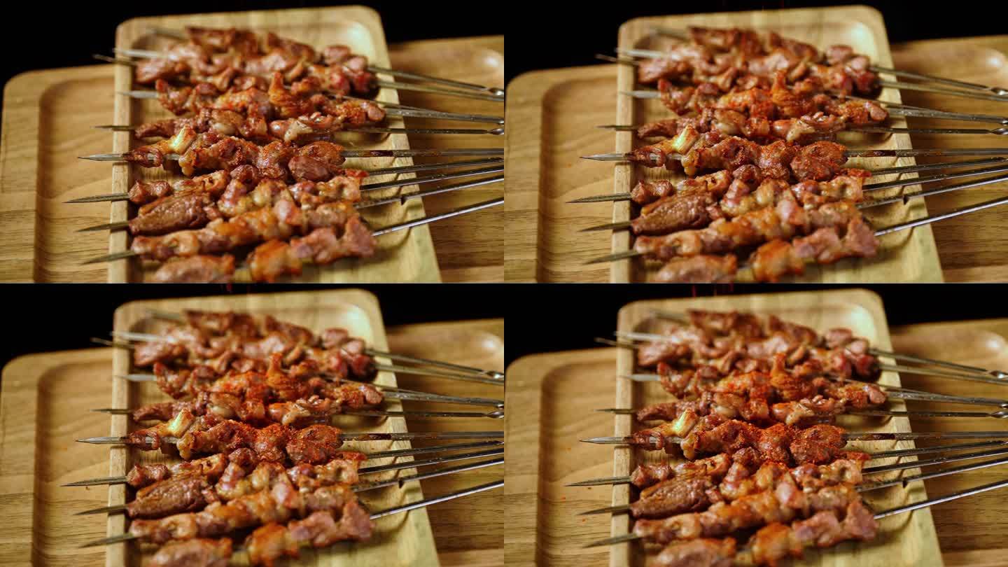 辣椒洒在烧烤羊肉串上慢镜头