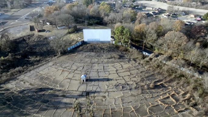 在田纳西州孟菲斯的一家电影院，无人驾驶飞机的视频正在向下移动。