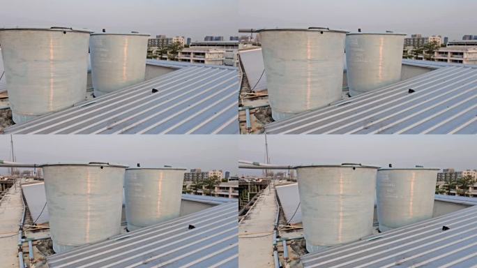 屋顶工业建筑的蓝色水箱