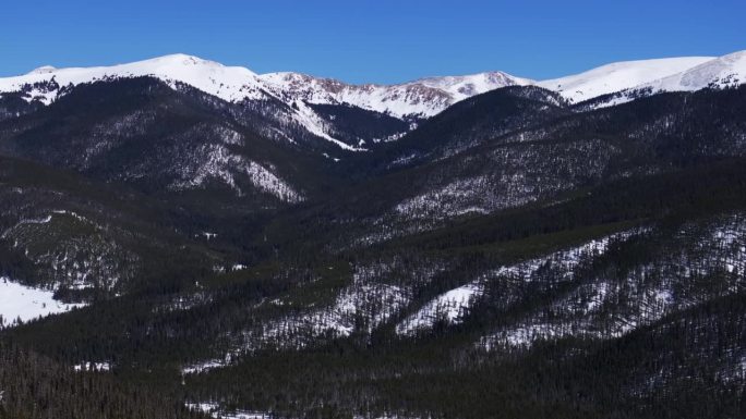 博瑞斯山口布雷肯里奇科罗拉多州空中无人机电影边远地区阳光明媚的蓝色晴朗的天空北叉虎路秃顶落基山脉冬天