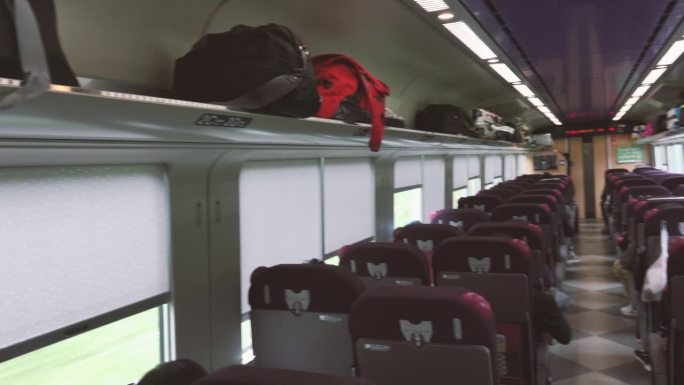 在中国白天，火车车厢内的景象