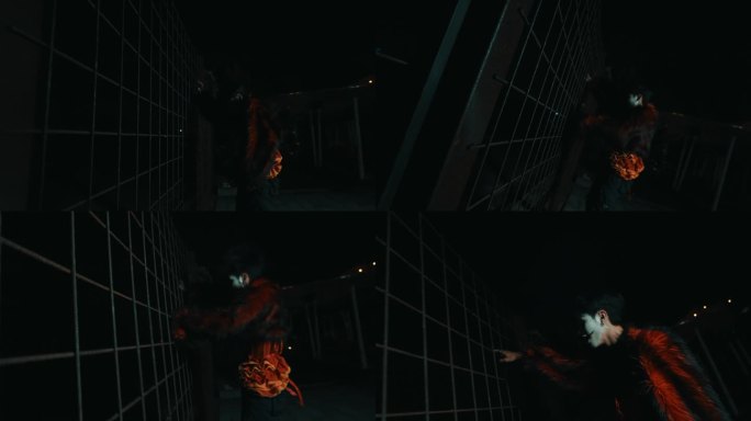 一名身穿红色衬衫、化着小丑妆的男子在铁栅栏前跳舞，在夜晚摆出令人毛骨悚然的姿势。