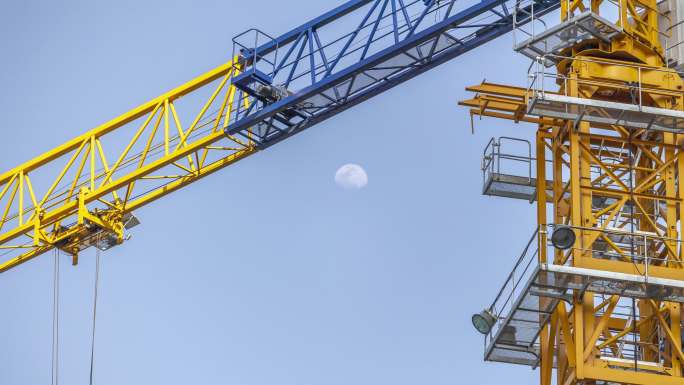月亮和工业起重机塔吊延时摄影视频