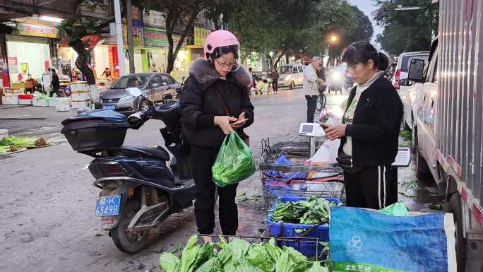 清晨淳朴街头市民早晨赶市市场蔬菜批发购物