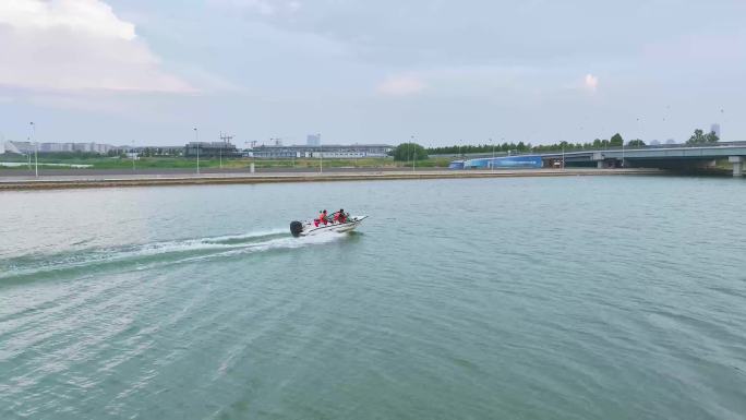 4K航拍郑州北龙湖巡逻船游艇