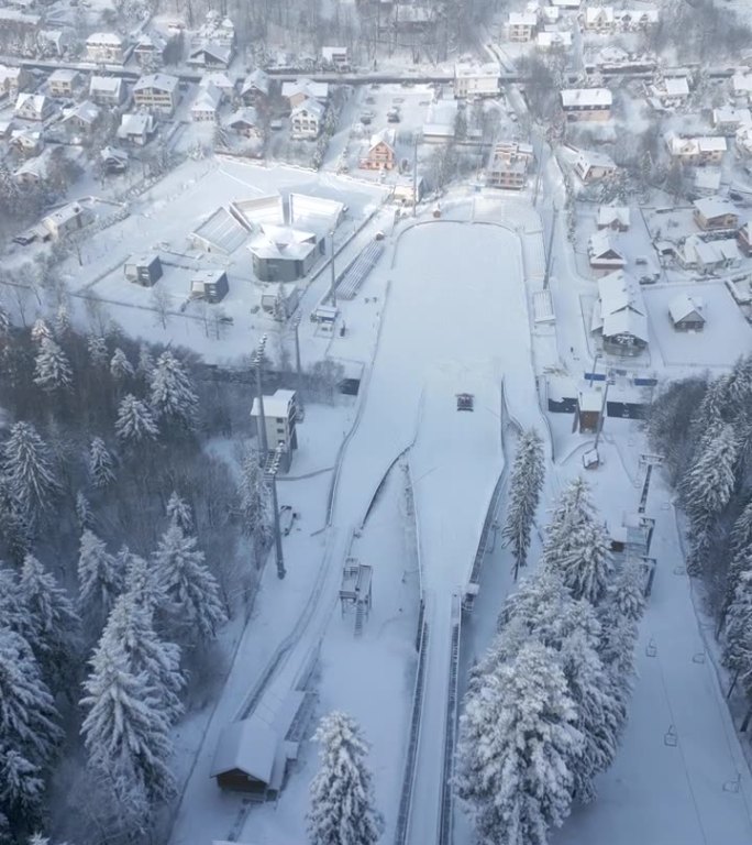 波兰山区滑雪飞山和美丽村庄的鸟瞰图