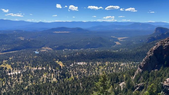 科罗拉多州夏季远足自行车骑马步道斯汤顿州立公园落基山脉派克峰鸣叫麋鹿瀑布步道贝利针叶树常绿阳光明媚蓝