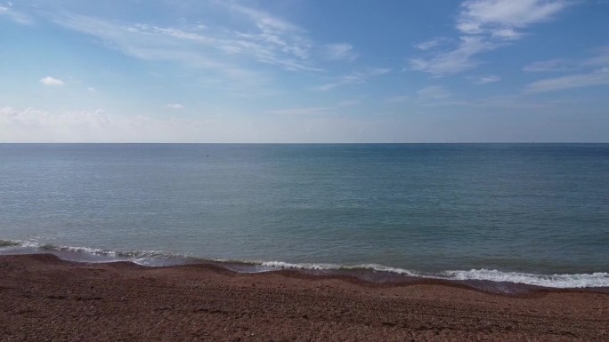 清澈的蓝色海景俯瞰布莱顿海滩，英国