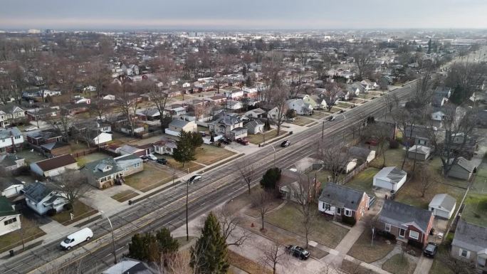 密歇根州皇家橡树社区的主要街道:沿着底特律郊区延伸的小型独立房屋。航拍镜头与平移相机运动