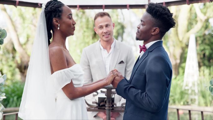 快乐的黑人夫妇，婚礼和婚姻誓言，承诺或支持在一起改变。非洲已婚男女在户外浪漫中牵手表达爱、信任或新娘