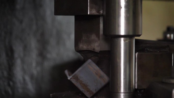 金属掌握在行动:机器精密切割结构元件。动态库存素材捕捉工业效率。