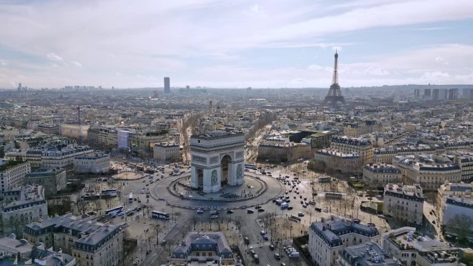 法国巴黎城市景观，凯旋门或凯旋门，背景是埃菲尔铁塔和蒙帕纳斯塔。无人机飞回