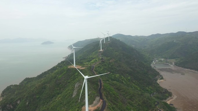 广东泰山川岛上川岛风电场在雾天鸟瞰图，中国