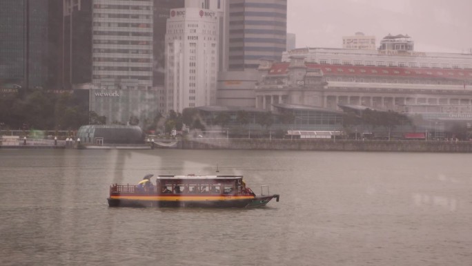 在新加坡超现代的城市景观中，沿着滨海湾