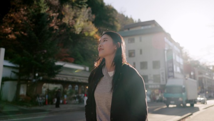 日本女人，在城市、街道和阳光下散步和思考，带着远见、想法或假期。女孩，人和户外在地铁人行道，道路或快