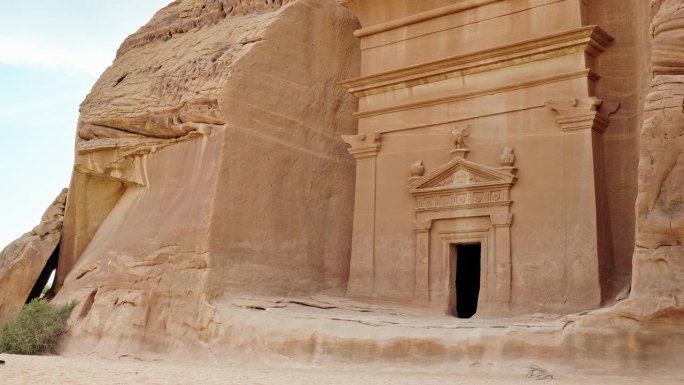年轻的沙特游客走近石刻墓的入口
