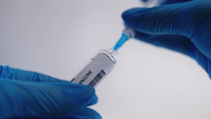 流行病爆发时医护人员注射疫苗的特写镜头