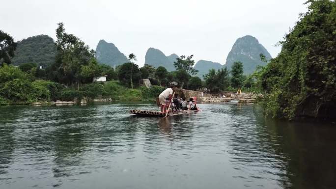 桂林漓江竹筏游客 桂林旅游