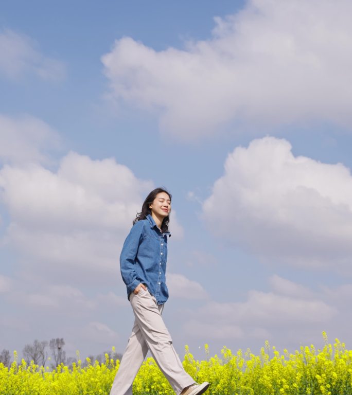 美女漫步在成都环城绿道油菜花海