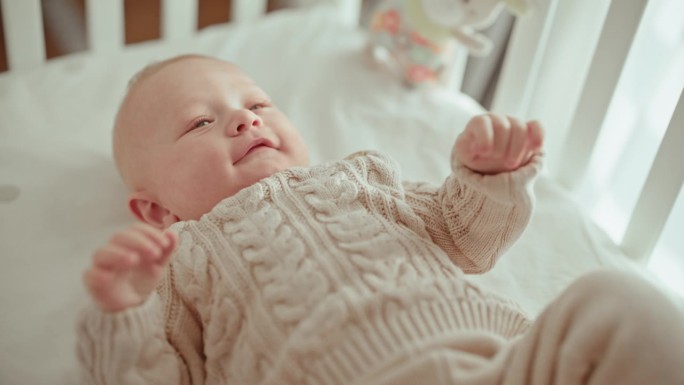 《鸟瞰:通过6个月大的婴儿床里嬉戏的凝视来探索世界