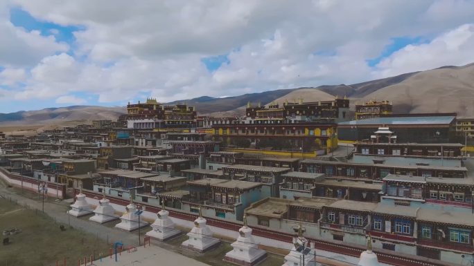 航拍藏式民居高原