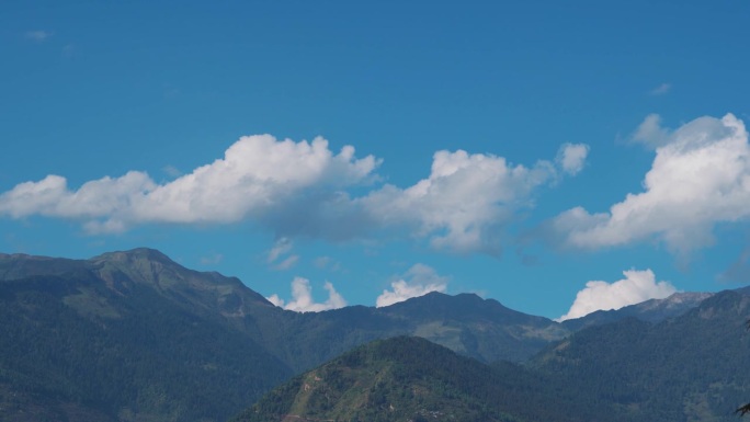 从印度喜马偕尔邦马纳利附近的纳格尔拍摄的4K云图。喜马偕尔邦季风期间美丽的绿色山脉上的云。自然山脉背