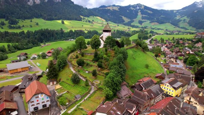 田园诗般的瑞士村庄和滑雪胜地- Chateau d'Oex。航拍无人机4k高清视频。瑞士旅游，风景名