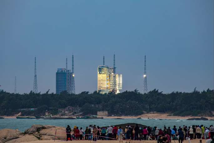 【延时】海南文昌沙滩上人群观看火箭
