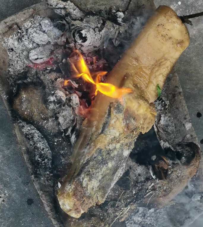 腊肉做菜品先用火烤一下肉皮