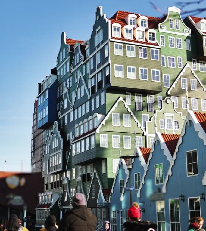 五颜六色的房子排列在赞丹，现代建筑的赞丹在北荷兰，赞丹的现代建筑拥挤的人