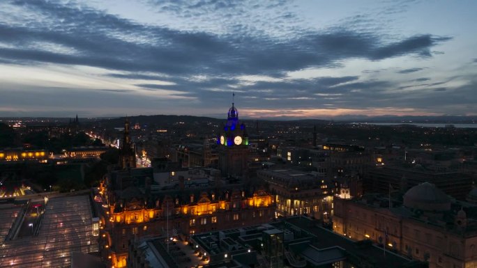 鸟瞰爱丁堡老城区的钟楼和苏格兰国旗，鸟瞰爱丁堡老建筑，爱丁堡市中心，苏格兰哥特式复兴建筑，爱丁堡的苏