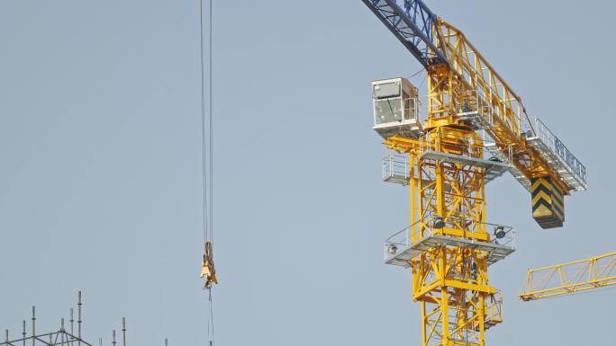 建筑施工工地工业起重机塔吊运行特写