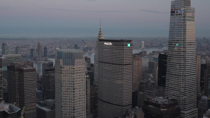 大都会人寿总部大楼在纽约黄昏的城市景观中