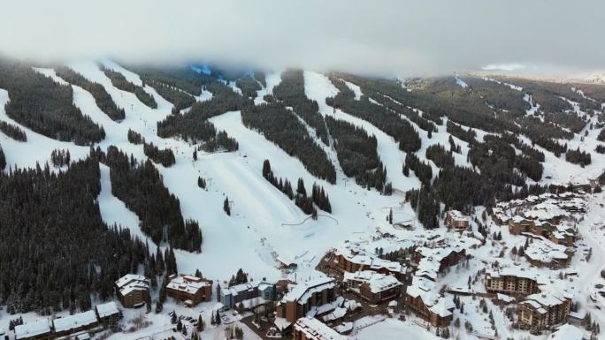 雾升降机云层冬天下雪清晨日出空中无人机铜山科罗拉多州滑雪胜地i70鹰飞行升降机中心村单板滑雪半管伊肯