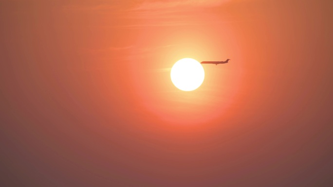 飞机穿过太阳