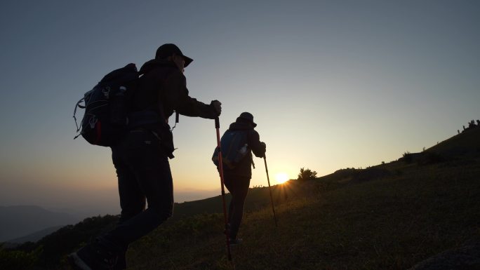 登山的人两个人登山励志攀登逆光人物剪影