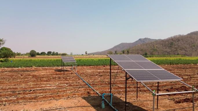 智慧农业概念，太阳能农业中的水系统技术。水泵和太阳能电池板。太阳能电池板制造能源，全球变暖背景