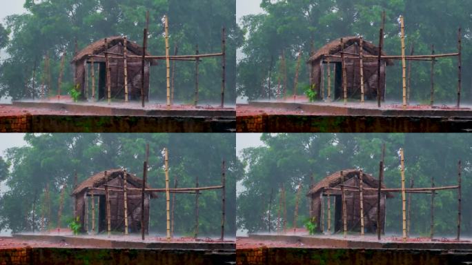 下雨天，在孟加拉国农村一个有小屋的乡村建筑工地