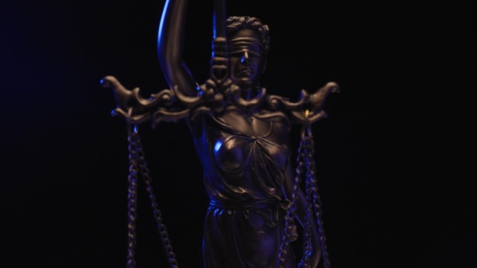象征平等和平衡概念的青铜雕像法的项目视频，正义女神拿着一个是非的天平