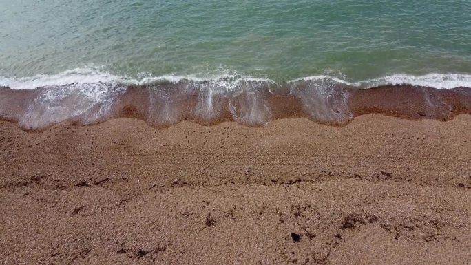 英国布莱顿海滩岸边的海浪