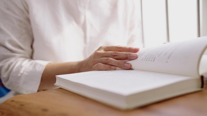 看书翻书阳光下看书升格文学阅读唯美